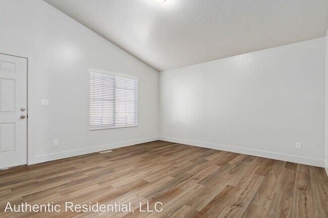 Building Photo - 6 br, 3 bath House - 156 W Apple Avenue