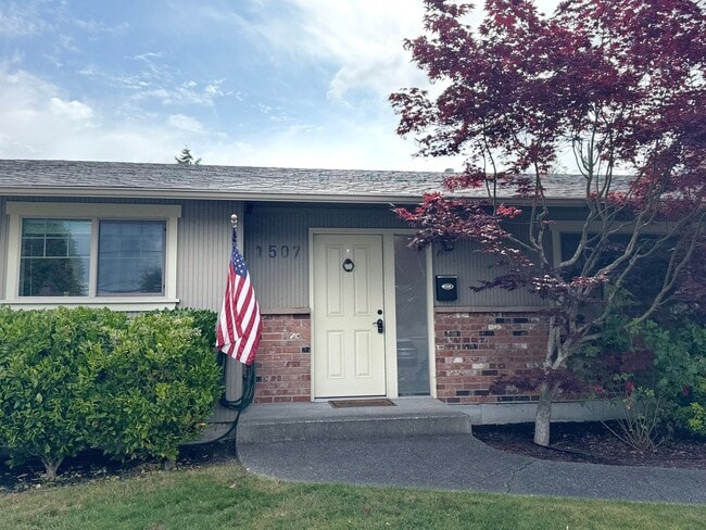 Building Photo - Stylishly Remodeled North Tacoma Gem with ...