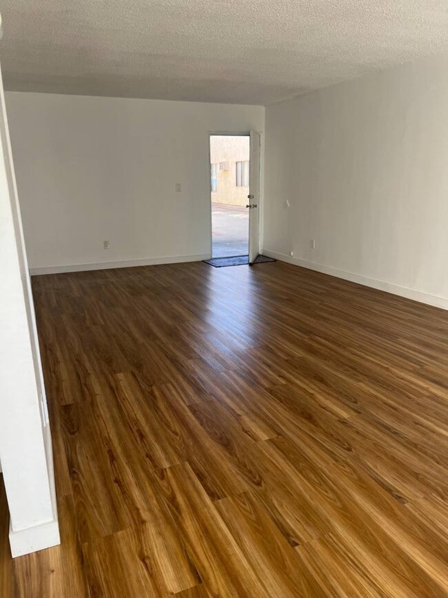 Building Photo - 2.0 bedroom in Los Angeles California 91343