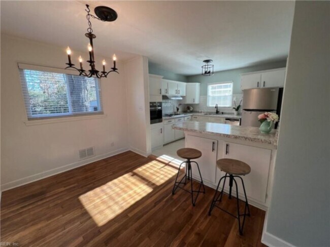 Foto del edificio - 1300 PINEWOOD Ave