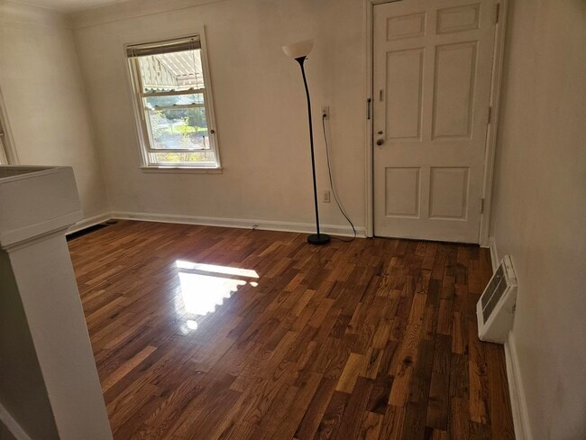 Building Photo - 702 Leland Ct