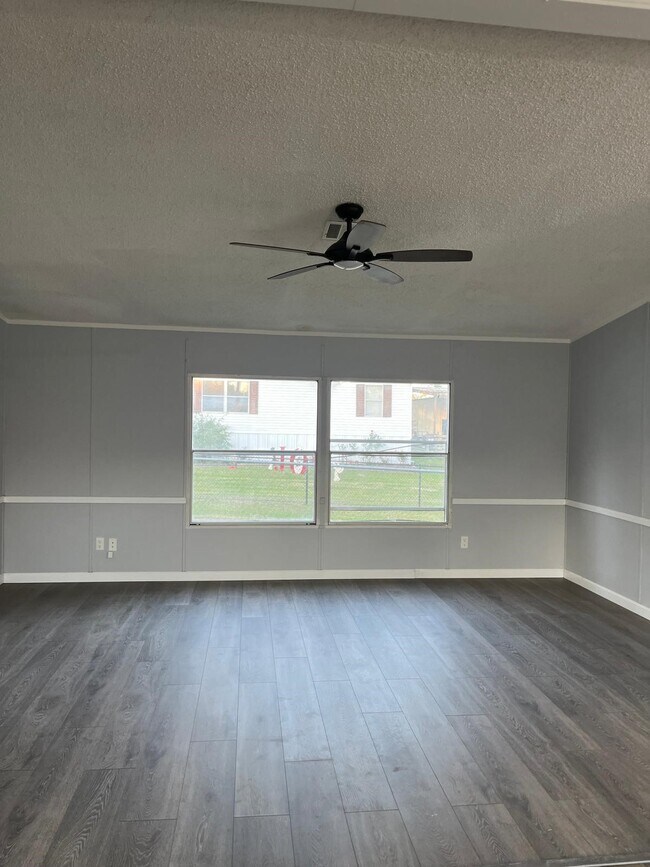 Foto del edificio - 12070 Clark Ln