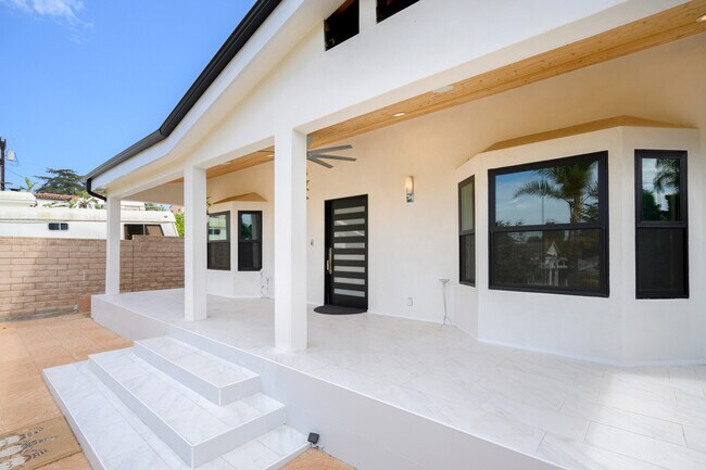 Building Photo - 1549 Bel Aire Dr