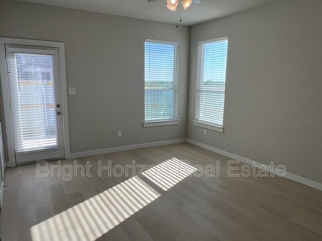 Building Photo - 3479 Valley Vista Dr