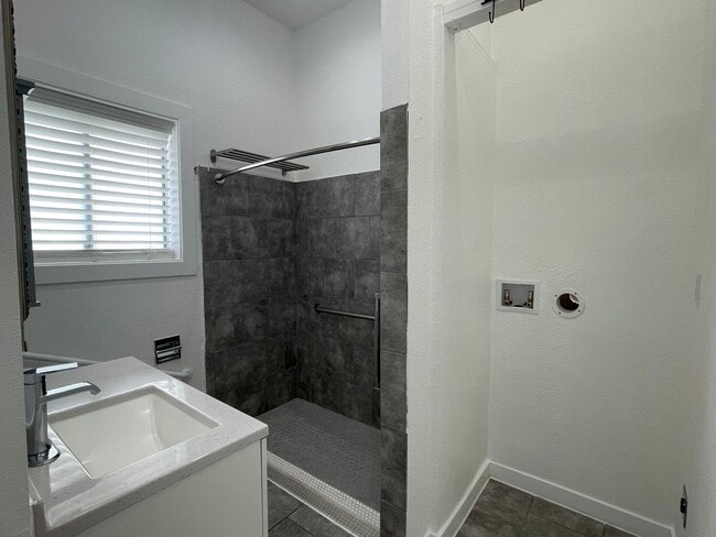 Foto del edificio - Updated 2 bedroom, large fenced back yard ...