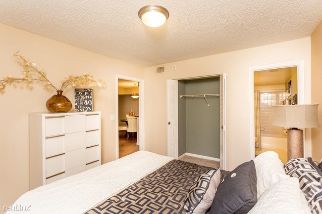 Building Photo - 1 br, 1 bath Apartment - 830 South Park Rd