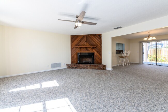 Foto del edificio - 795 Victoria Cir E