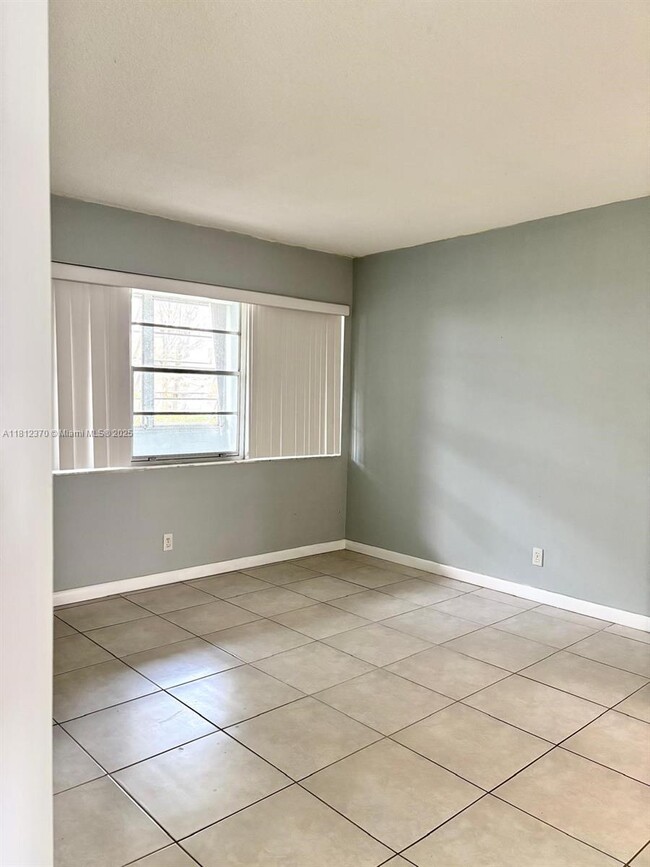 Building Photo - 1333 E Hallandale Beach Blvd