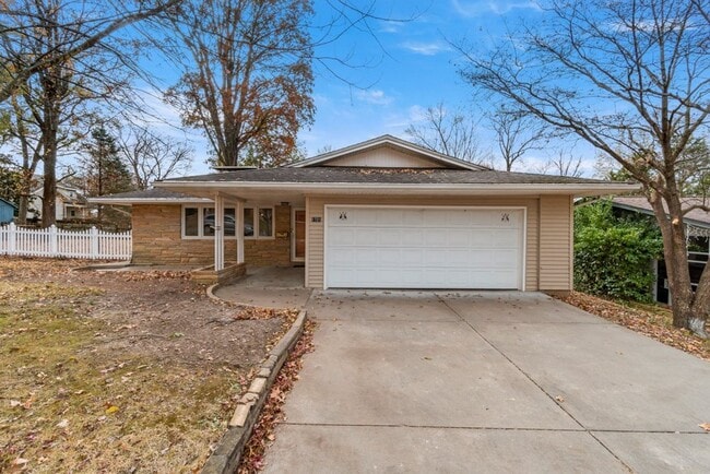 Building Photo - House Close To Campus!