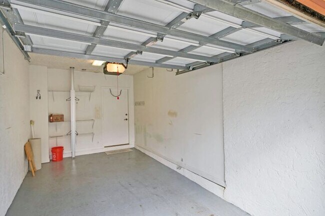 Building Photo - 50 Uno Lago Dr