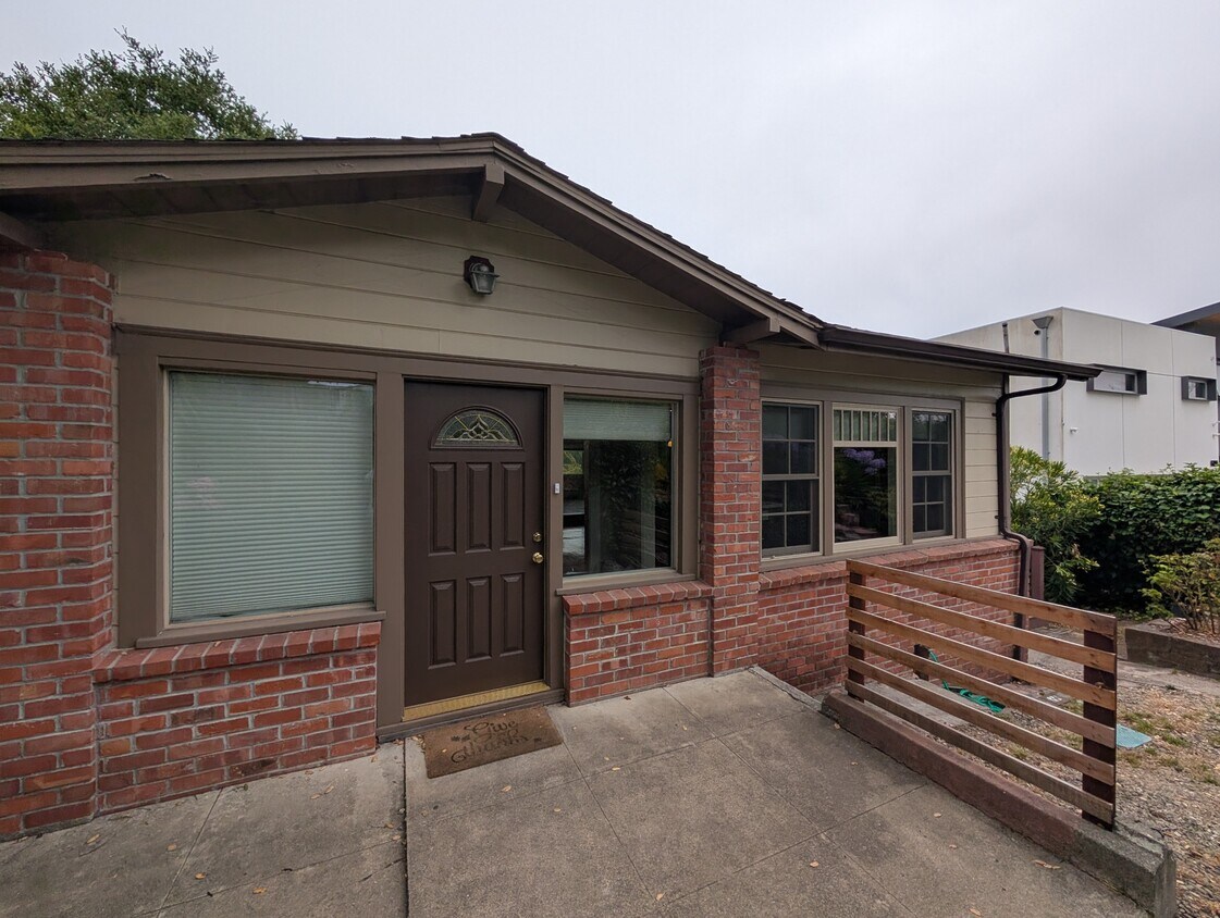 Foto principal - 6688 Estates Dr
