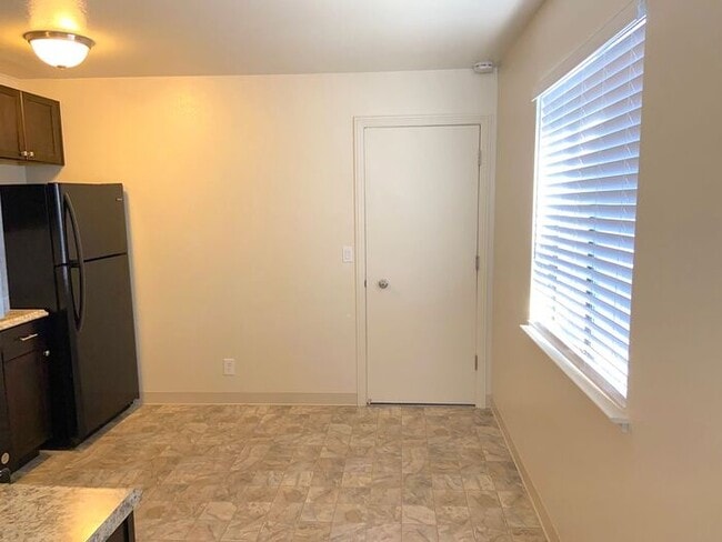 Building Photo - Reno Duplex - 1 Pet Friendly, Garage, Dishwasher, Washer/Dryer Hookups, Central A/C