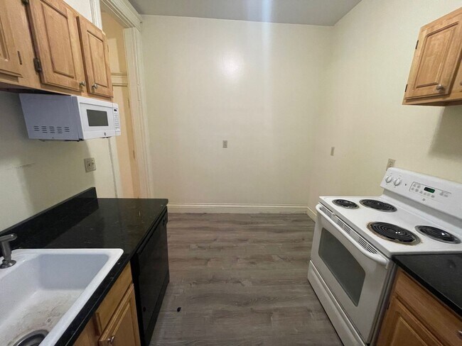 Foto del edificio - Available 11/1! Spacious Fenway 1BR full of charm, new in unit laundry!