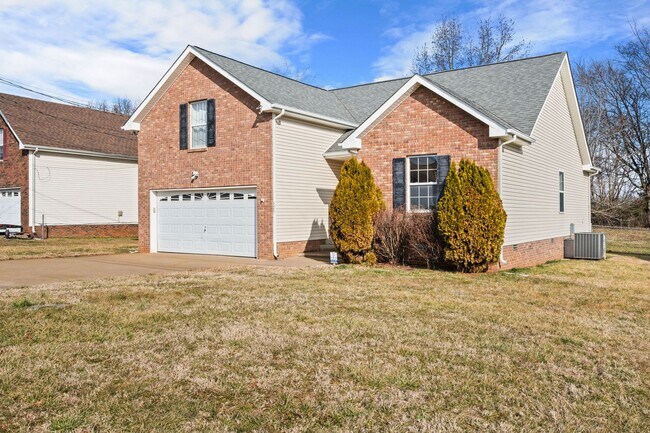 Foto del edificio - Fully Furnished | Bonus Room | Fenced Yard |No Backyard Neighbors!