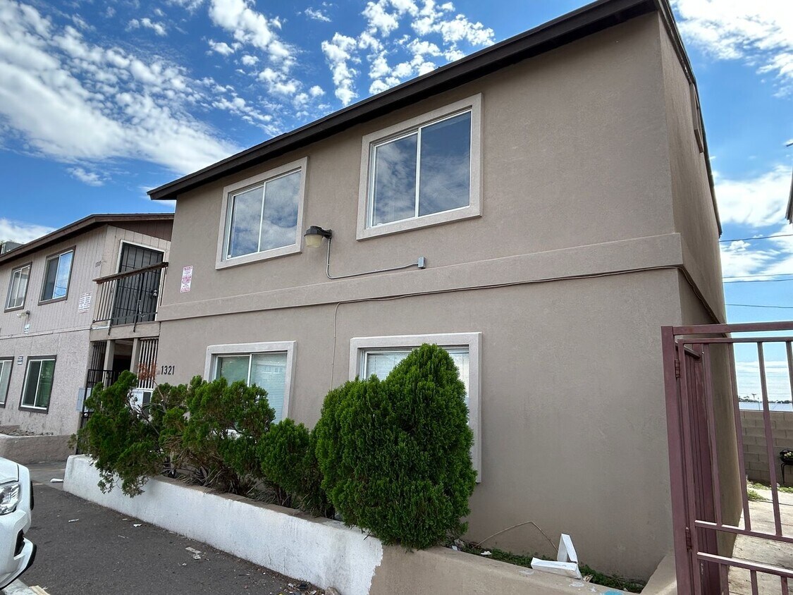 Building Photo - Upstairs 2 Bed 1 Bath