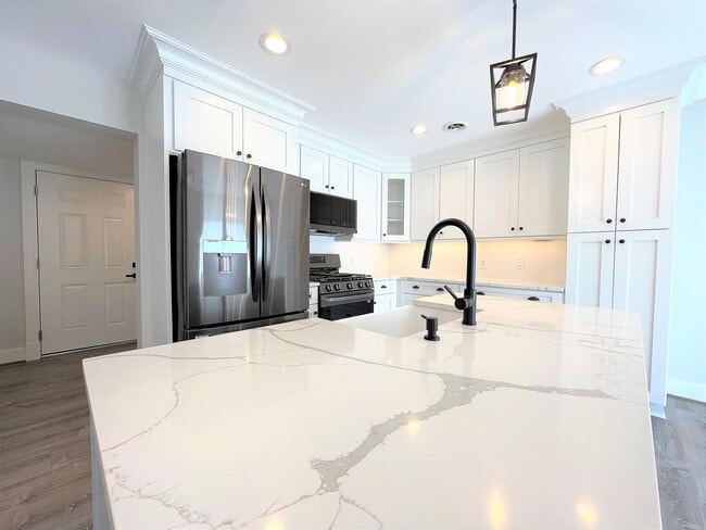 Building Photo - 10975 Main St