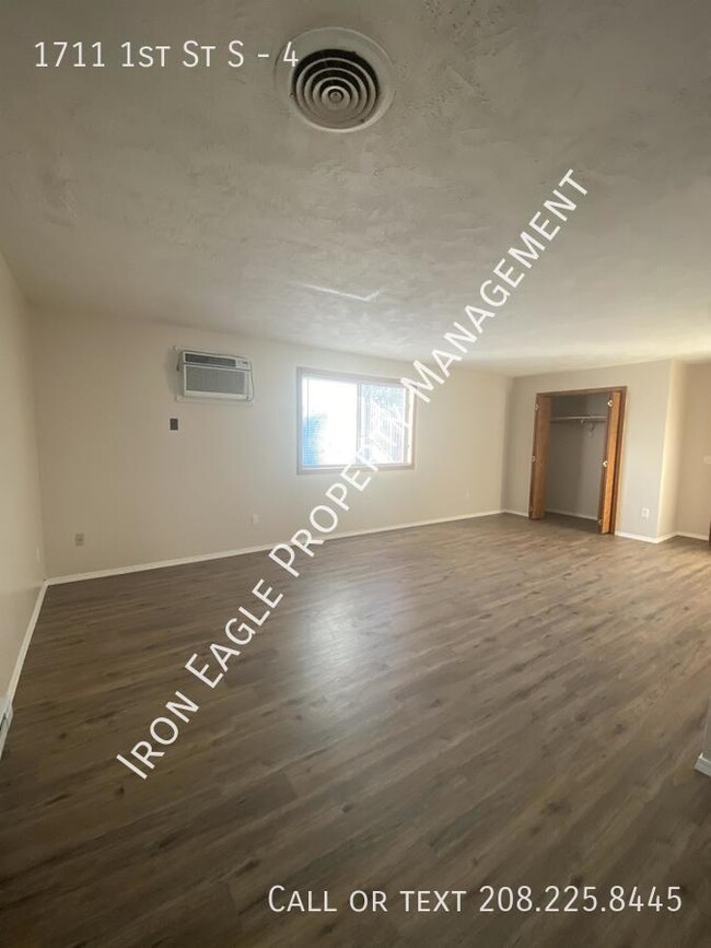 Building Photo - 1711 1st St S