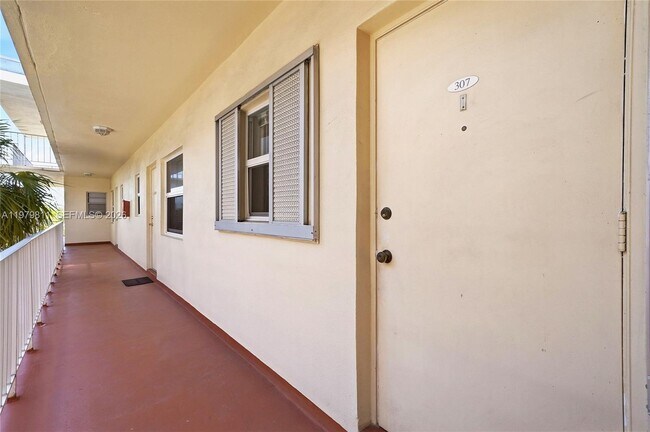 Foto del edificio - 1747 Rodman St