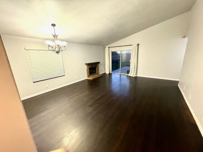 Foto del edificio - Great 3 bedroom 2 bath home with large yar...