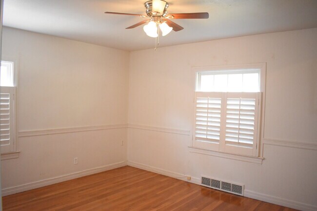 Foto del edificio - 2 Story Cute House Close to Campus! Lease Now for the 2026-2027 School Year! Available September ...