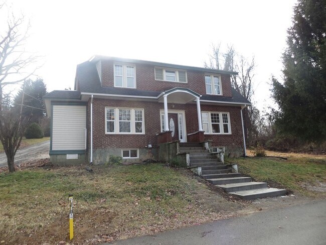 Building Photo - Radford, 4BR/ 2.5BA, Available Aug 1st