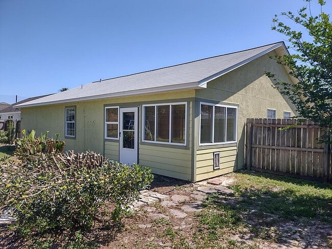 Building Photo - 106 Fernwood St