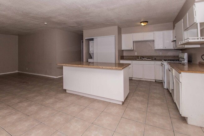 Building Photo - NICE 4 BEDROOM AND 2 BATH HOME COME SEE TO...