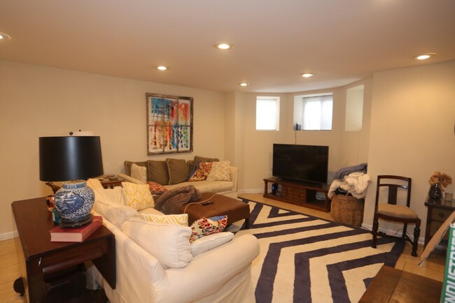 Foto del edificio - 2137 N Sheffield Ave