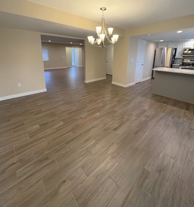 Building Photo - 4 Bedroom Townhome at Three Fountains in M...