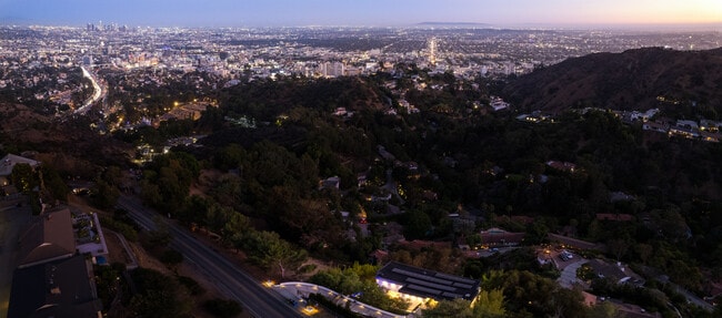 Foto del edificio - 7080 Mulholland Dr