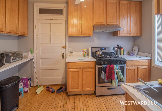Foto del edificio - 7648 N Greenview-2