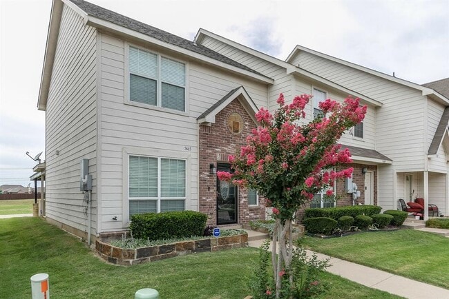 Foto del edificio - 5665 Giddyup Ln