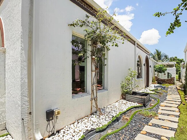 Foto del edificio - 6590 Fountains Cir