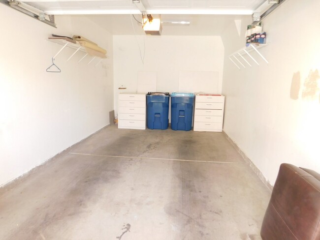 Building Photo - FURNISHED 2 Bed/2 Bath One Car Garage Upst...