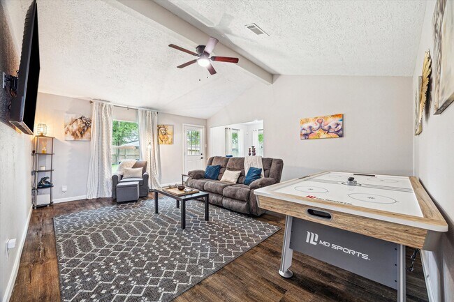 Building Photo - 5013 Valleyview Dr