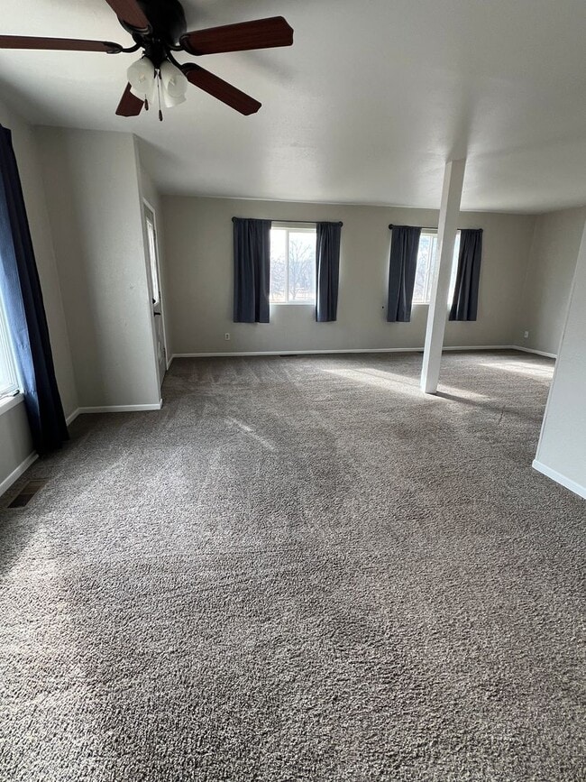 Foto del edificio - Centrally Located Three-Bedroom, One-Bathroom Home for Rent