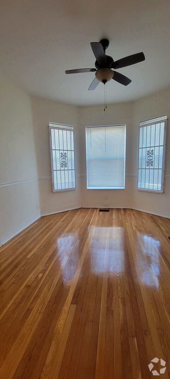 Hyde Park Homestead Apartments for Rent with Hardwood Floors Chicago