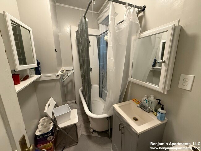 Building Photo - 463 Park Dr