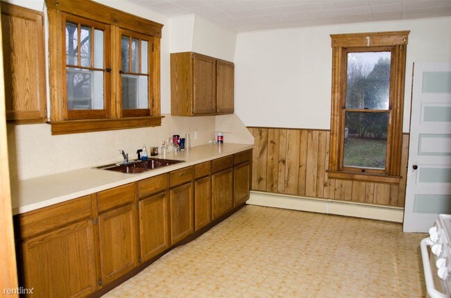 5 br, 2 bath House - 17 Westside Saginaw R... photo'