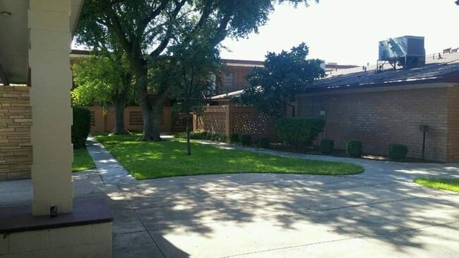 Foto del edificio - Garden Apartments