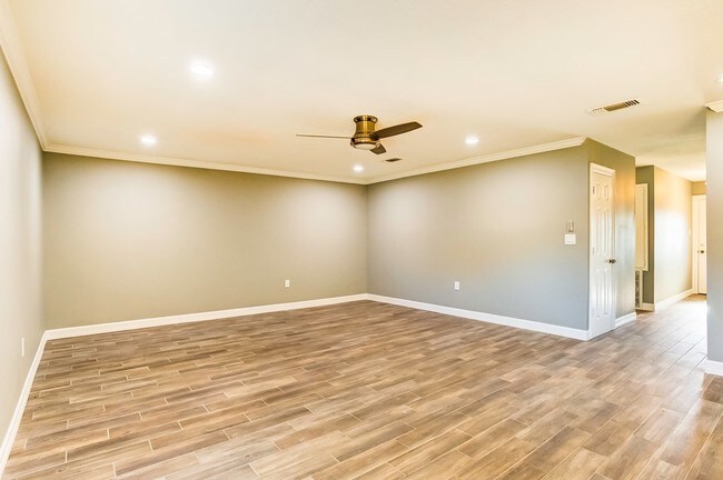 Foto del edificio - 2420 Friar Tuck Ln