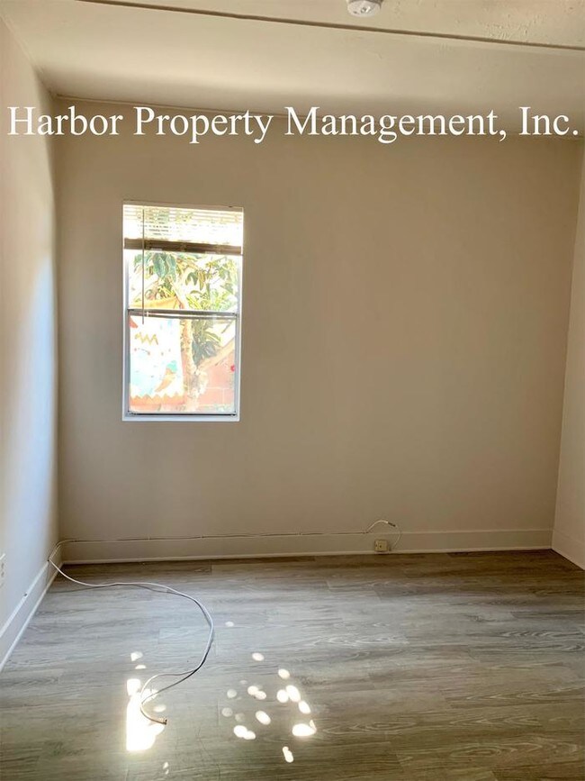 Building Photo - Bright and Sunny home