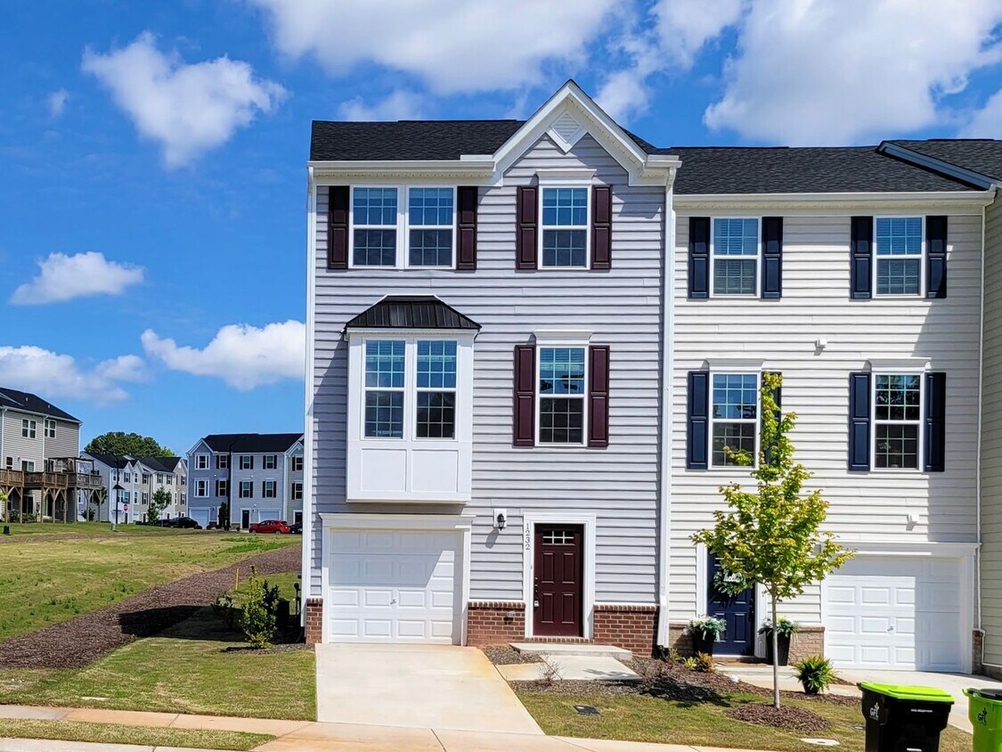 Foto principal - 3 Bd, 2.5 Ba End-Unit Townhome Offers Comf...