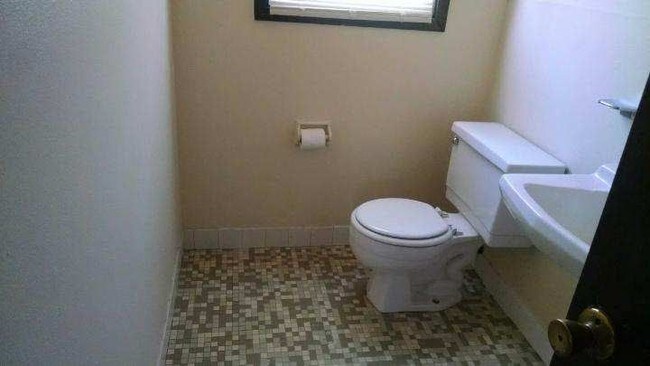 Building Photo - 5262 N. 62nd Street - 3 Bedroom Townhouse