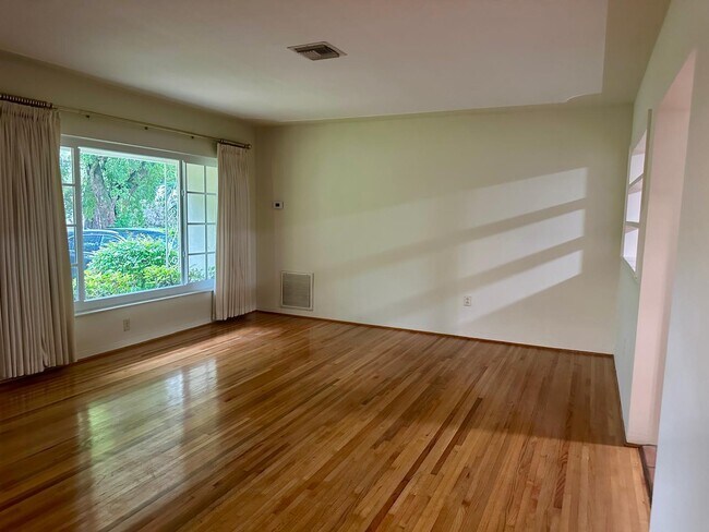 Foto del edificio - 619 Altara Ave