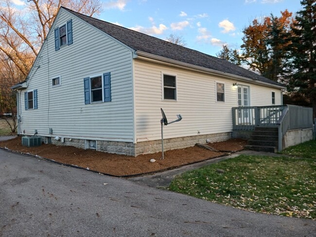 Building Photo - 441 Niles Cortland Rd NE