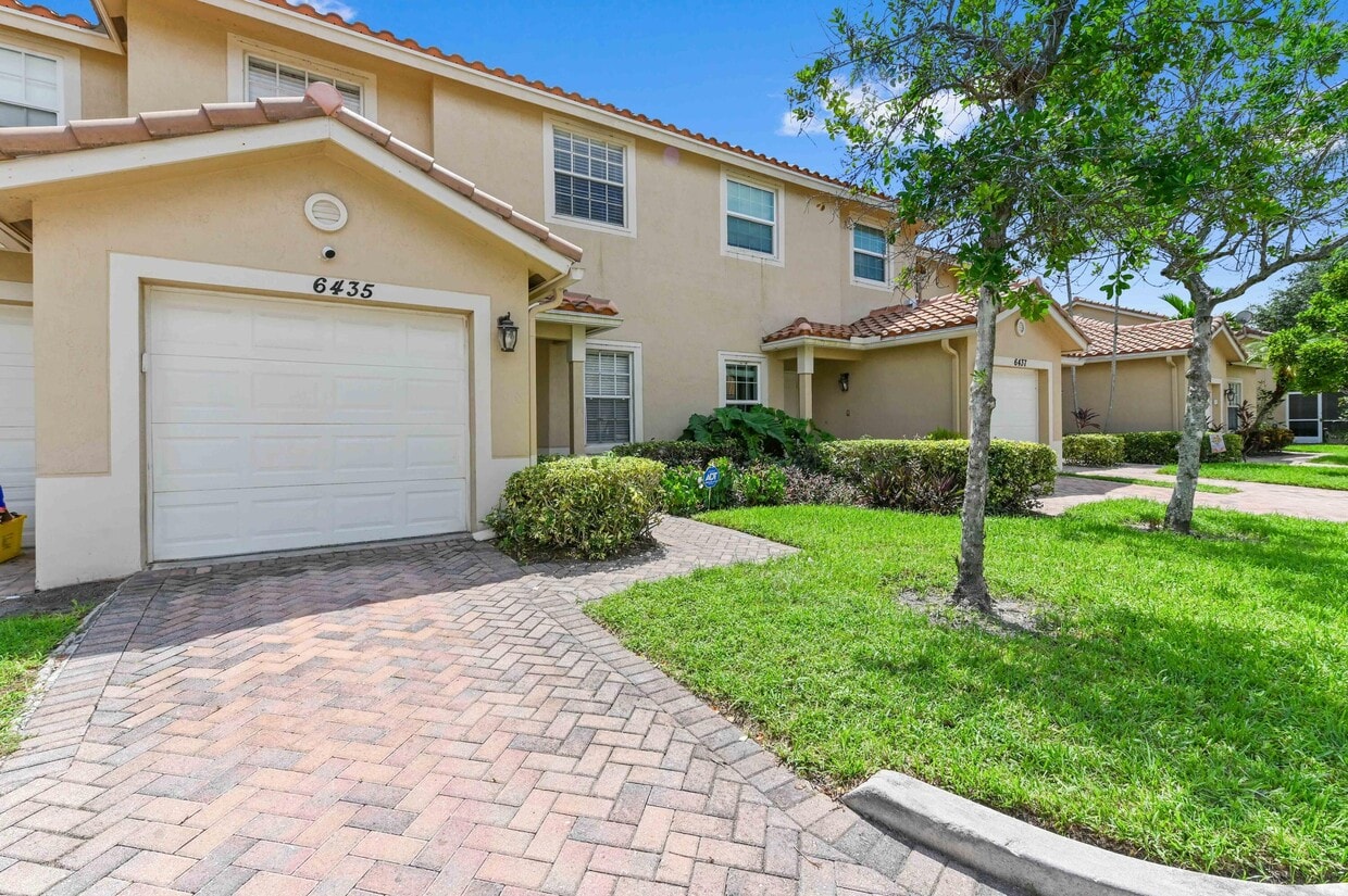 Foto principal - 6435 Park Lake Cir