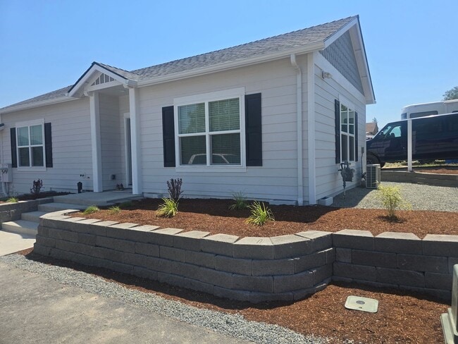 Building Photo - 1 bed 1 bath for rent in Grants Pass
