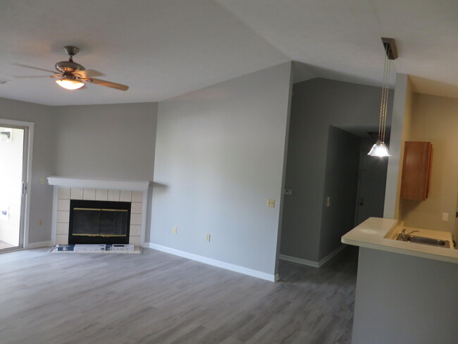 Building Photo - 460 Lakeview Dr