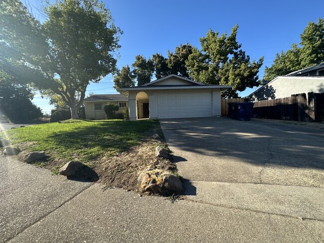 Building Photo - 8015 Linden Lime Ct